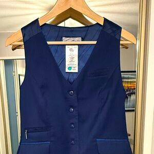 Size 4 Blue vest FA Alaska like new